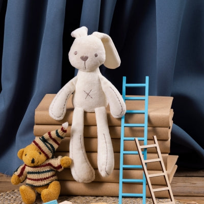 doudou-lapin-rose-blanc-assis