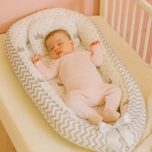 reducteur-de-lit-bebe-blanc-gris-motif-couronnes-unisexe