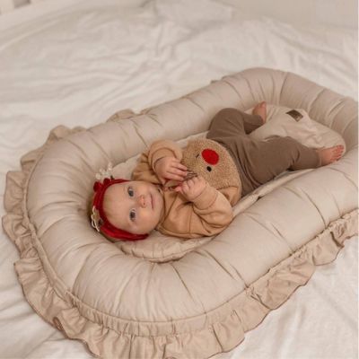 reducteur-de-lit-bebe-brun-clair-douillet
