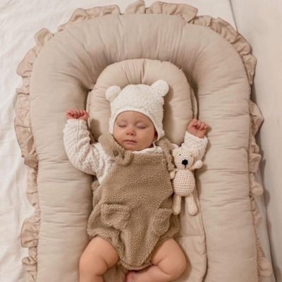 reducteur-de-lit-bebe-brun-clair-sommeil-paisible