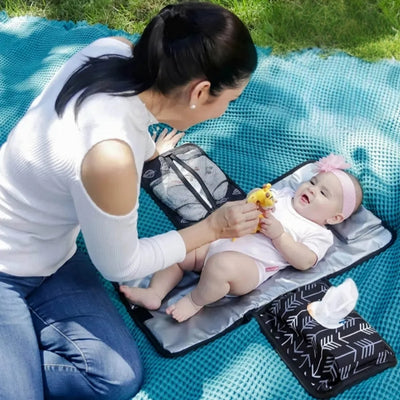 tapis-a-langer-noir-blanc-pour-bébé