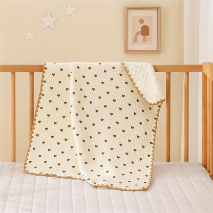 couverture-bébé-beige-avec-imprimes-coeurs-taille-medium
