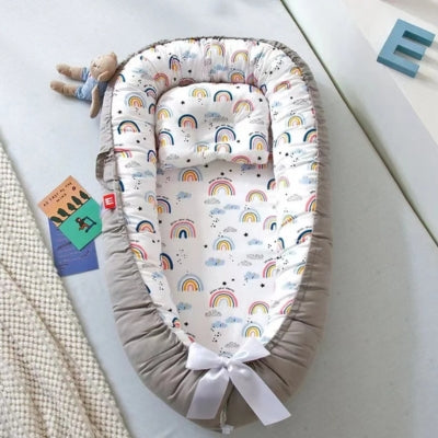 reducteur-de-lit-bebe-motif-arc-en-ciel