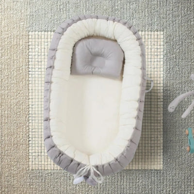 reducteur-de-lit-pour-bebe-moelleux-blanc-gris